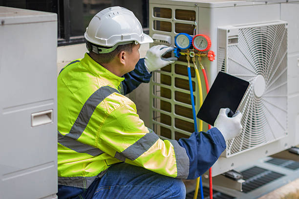 Professional Hvac technician working in Sheldon, IA